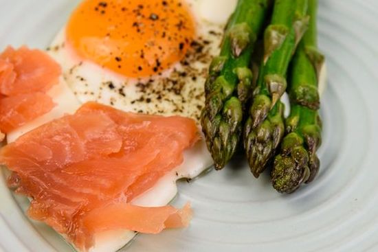 Saturday breakfast. Fried egg, smoked salmon and asparagus.