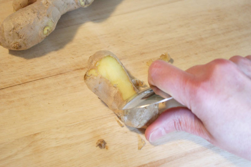 peeling_ginger_with_a_spoon