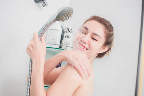 Take-a-shower-in-winter-1-Soak-water-on-arm-and-leg-first.